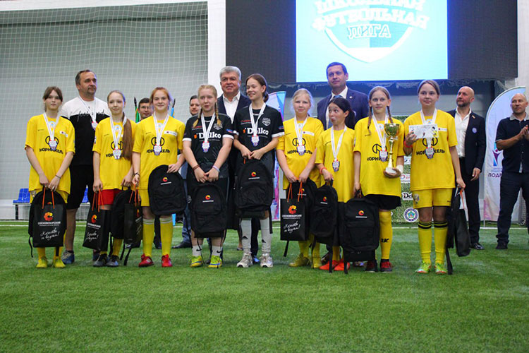 В Набережных Челнах официально завершился 8-й турнир Школьной футбольной лиги (ШФЛ). 32 команды юношей и 7 команд девушек собрались на торжественном закрытии в футбольном манеже «Победа»
