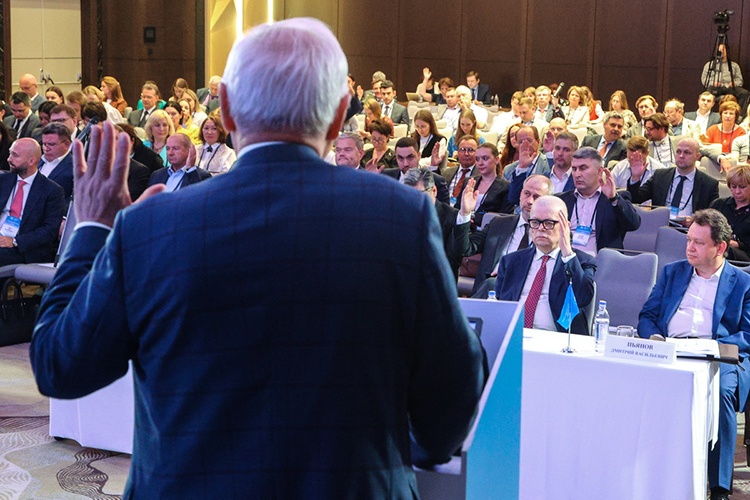 На съезде Ассоциации банков России, который состоялся в конце минувшей недели, говорили о том, как стимулировать долгосрочные вклады и призывали создать вторую национальную платежную систему