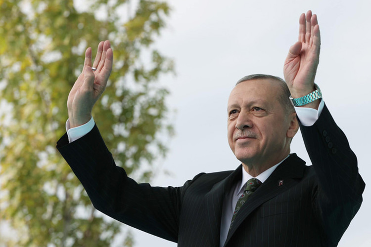«Эрдоган получил мандат на проведение все более авторитарной политики, которая разделила Турцию и укрепила ее позиции в качестве региональной военной державы», — оценивает результат выборов Reuters