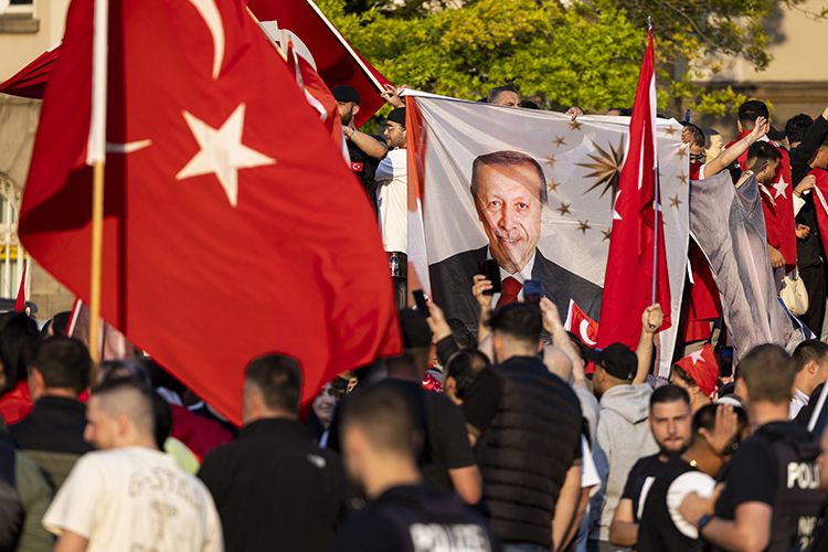 «Победили не только мы. Победила — Турция, победила — демократия! На выборах 28 мая — не было проигравших, победил весь 85-миллионный народ Турции», — торжествовалпрезидент Турции на митинге в Анкаре