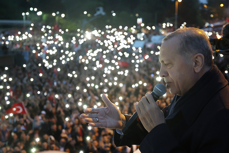 Свою победу во втором туре президентских выборов Реджеп Тайип Эрдоган начал праздновать еще вчера вечером, не дожидаясь окончательных итогов