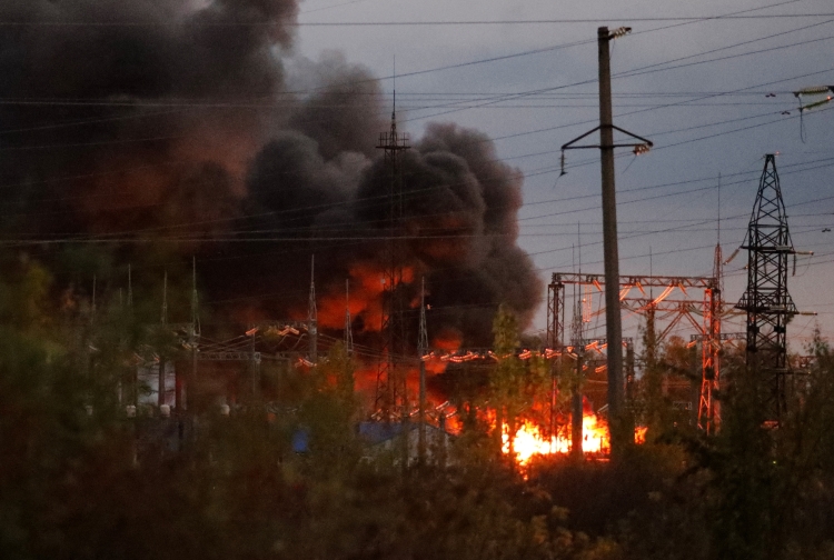 По данным Mash, «украинские артиллеристы прицельно бьют по объектам инфраструктуры и территориям местных предприятий»