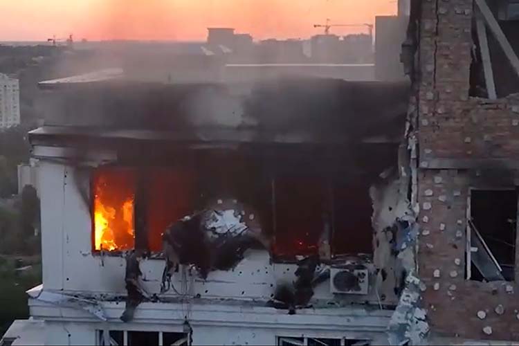 Сегодня ночью в Киеве прозвучало множество взрывов, в трех районах города возникли пожары