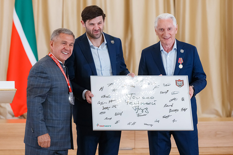 «Ак Барс» подарил президенту панно с надписью «Только честный труд» и автографами всех игроков и серебряную медаль чемпионата