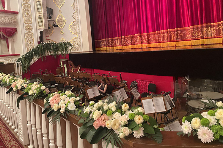 По традиции края оркестровой ямы по всему периметру заполонили живые и искусственные цветы, которые по своему внешнему виду напоминают похоронные