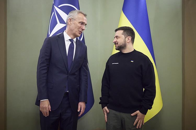 Страны НАТО не могут определиться, как реагировать на просьбу Украины о вступлении в альянс, пишет Politico