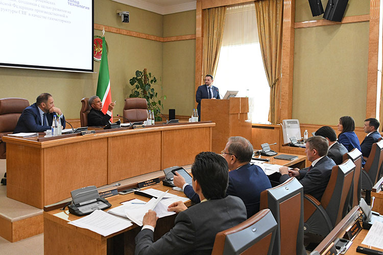 Перечень проектов, которые согласовал сегодня президент Татарстана Рустам Минниханов, можно разделить на «бизнесовые» и «туристические» — в преддверии лета на инвестсовет заявились три проекта в сфере спорта и туризма
