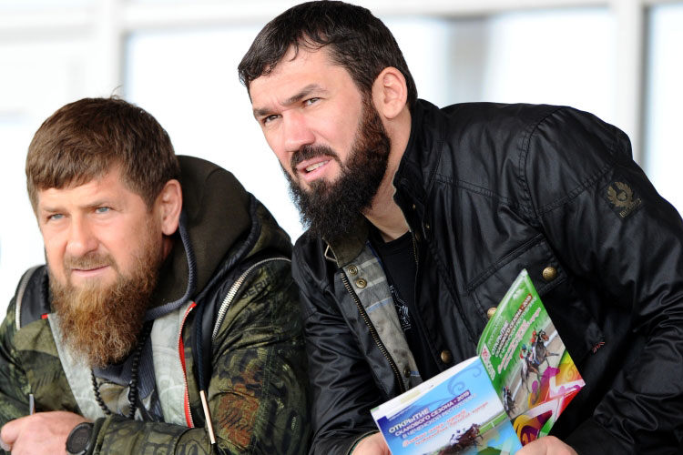 К публичной критике Пригожина подключился спикер парламента Чечни Магомед Даудов (справа). Сам Кадыров (слева) на заявление Пригожина не реагировал