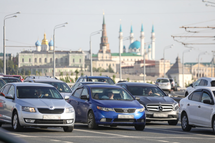 «Срок владения автомобилем увеличивается. Если раньше в России новых автомобилей продавалось 1,5 миллиона в год, и владельцы меняли свой автомобиль раз в три года, то сегодня срок удлиняется»