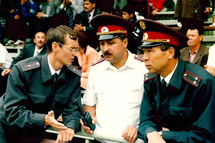 Рахматуллин (слева) во время службы в милиции
