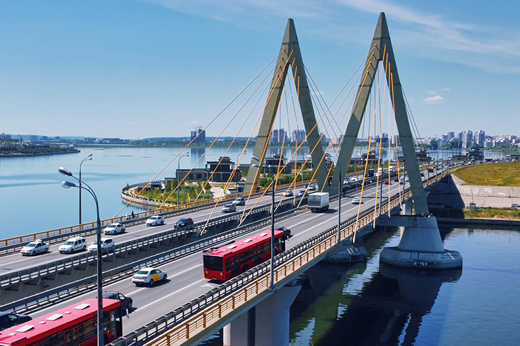 На этой неделе в Казани закроют половину моста «Миллениум» от улицы Амирхана до улицы Вишневского.  Сначала оценят состояние моста, объемы предстоящих работ, после чего сооружение закроют на ремонт. Сроки ремонта назовут после обследования