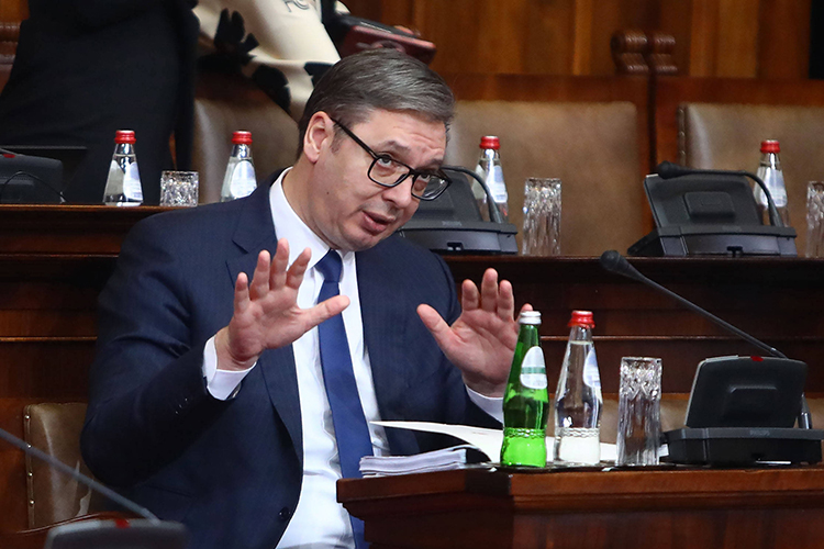 Президент Сербии Александр Вучич заявил британской газете Financial Times, что не против того, чтобы его страна продавала боеприпасы посредникам, которые переправляют их Киеву