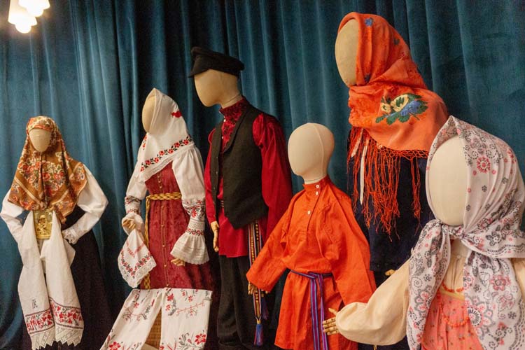 Делегатам в Присутственных местах Казанского кремля показали выставку национальных костюмов, украшений и инструментов