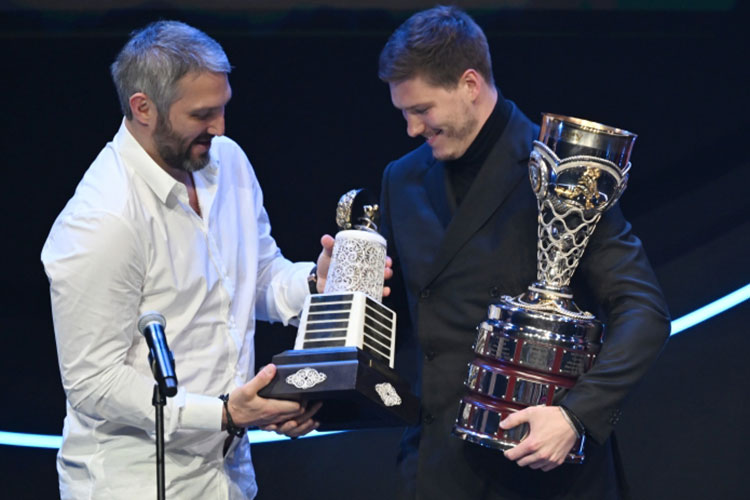 Александр Овечкин (слева) вручает  Дмитрию Яшкину награды лучшему бомбардиру и снайперу сезона на церемонии закрытия сезона КХЛ 2022/2023