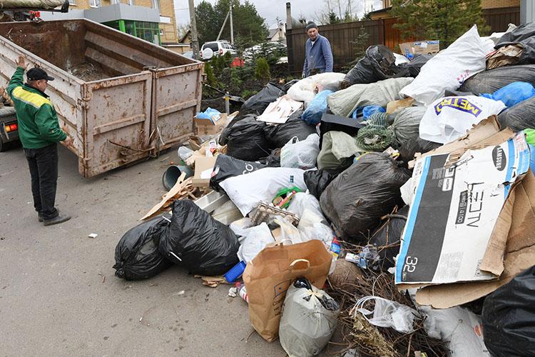 Жители поселков теперь устраивают «мусорное» самообложение. Они скидываются, чтобы содержать мусорные площадки в надлежащем виде — или убирают их собственными силами