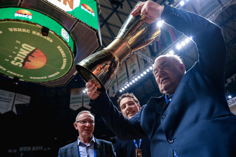 Евгений Богачев терпеливо ждал своего триумфа 25 лет. В этом году УНИКС выбил в полуфинале действующего чемпиона «Зенит», вышел в финал, обыграл «Локомотив» и наконец-то стал чемпионом