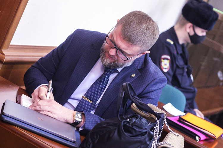 Адвокат Алексей Доночкин ходатайствовал о возвращении дела прокурору, указывая на то, что его подзащитный так и не успел прочитать все тома уголовного дела