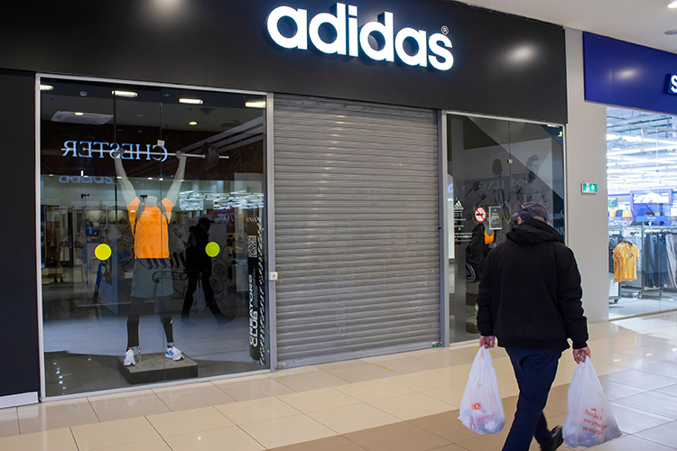 Турецкая FLO Retailing и ближневосточная Daher Group ведут переговоры о покупке бизнеса Adidas в России, выяснили «Ведомости». По данным издания, закрытие сделки запланировано на осень 2023 года