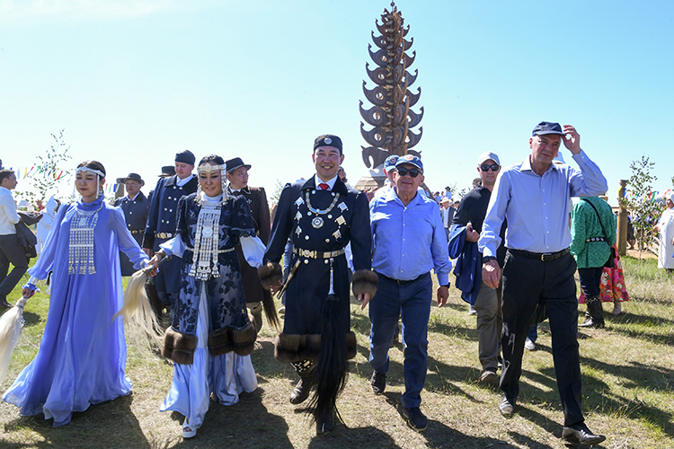 После посещения Рустамом Миннихановым год назад якутского праздника Ысыах, который собирает до 200 тыс. человек, одетых в национальные костюмы и реально вовлеченных в происходящее, добавило головной боли республиканским чиновникам