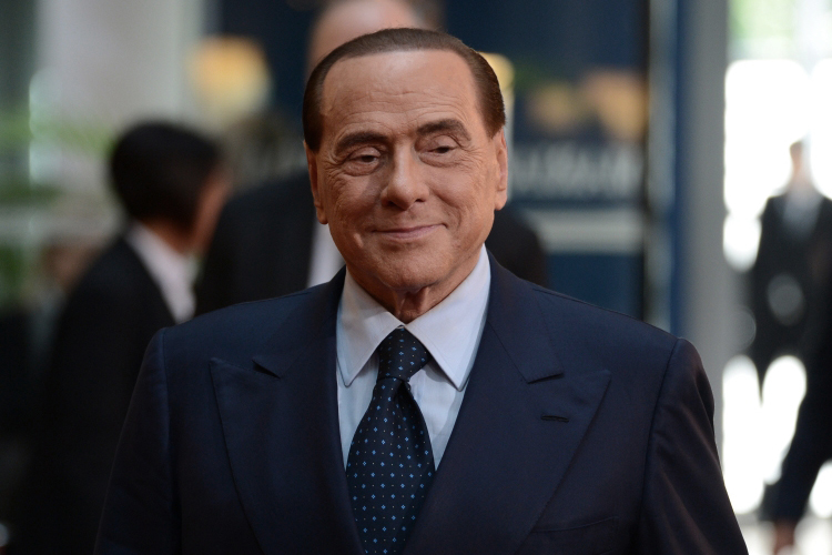 Экс-премьер Италии Сильвио Берлускони скончался на 87-м году жизни. Он умер в больнице Сан-Рафаэль в Милане. В начале апреля у бывшего итальянского премьера диагностировали лейкемию. До этого он попал в миланскую клинику с подозрением на пневмонию