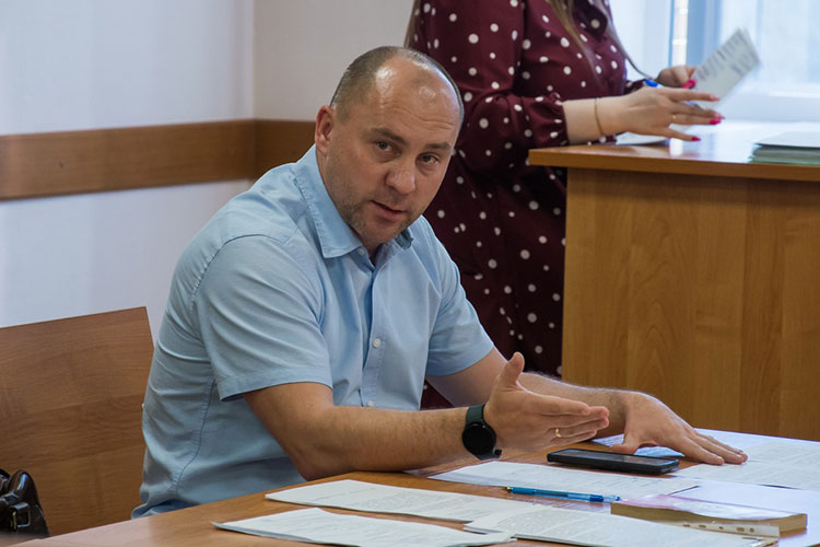 Защищал Грезнева известный челнинский защитник, который входил в топ-50 адвокатов Татарстана по версии «БИЗНЕС Online» в 2022 году, Сергей Спирин. Он, к слову, как раз концентрируется на уголовных делах, связанных с должностными лицам