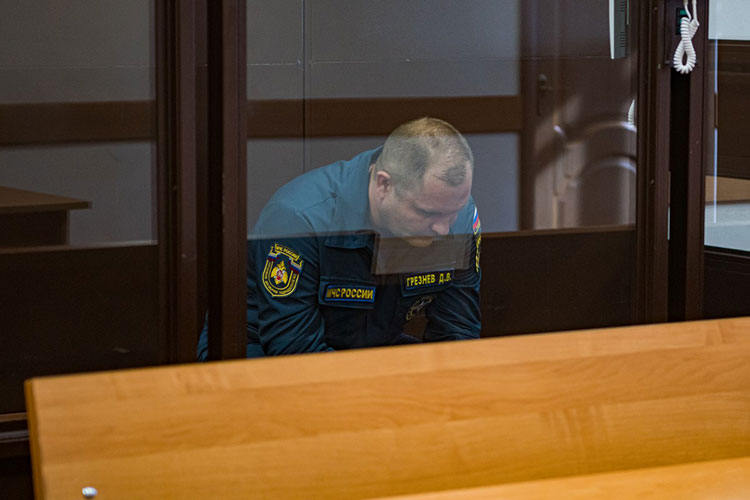 Начальника «пожарки» обвиняют в вымогательстве взятки (ч. 5 ст. 290 УК РФ), за что ему грозит до 12 лет лишения свободы