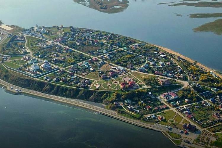 Фестиваль проходит на острове-граде Свияжск с богатой историей