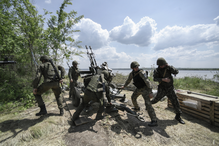 Эксперт Института исследований внешней политики Роберт Ли считает, что российская стратегия заключается в том, чтобы «истощить украинские силы и отойти без избыточных потерь»
