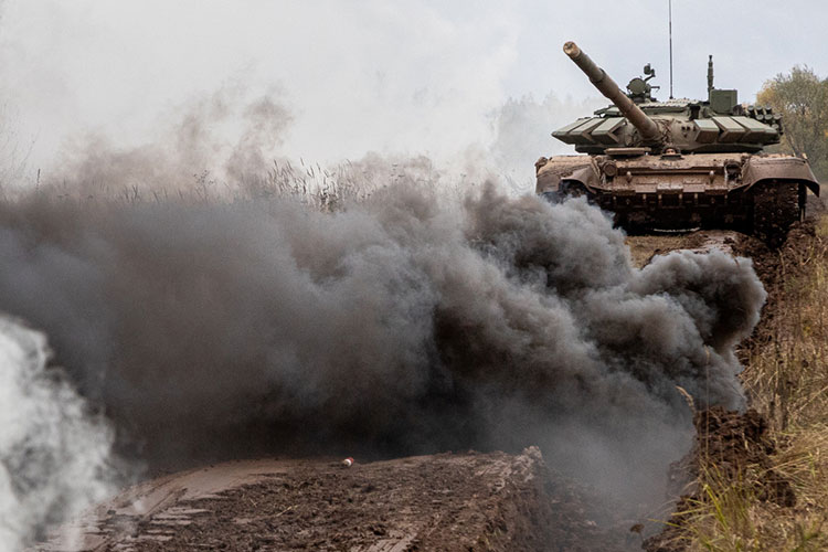В конечном итоге можно смело сказать, что украинский танковый батальон, состоящий из советских танков Т-64, Т-72 или Т-80, будет опаснее аналога из западной техники. Просто потому, что им понятно, как действуют эти машины, известны их слабые и сильные места, нестандартные решения возможных трудностей