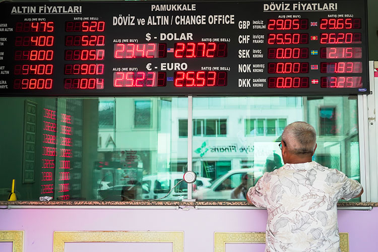 В Турции многие с нетерпением ждут 22 июня. На эту дату назначено заседание Центрального банка, которое может стать своего рода «моментом истины» для будущего страны