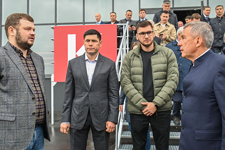 Ранее основатель и генеральный директор KazanExpress Линар Хуснуллин (на фото слева) сообщал, что компания планирует возведение еще нескольких таких комплексов на территории СММЛЦ