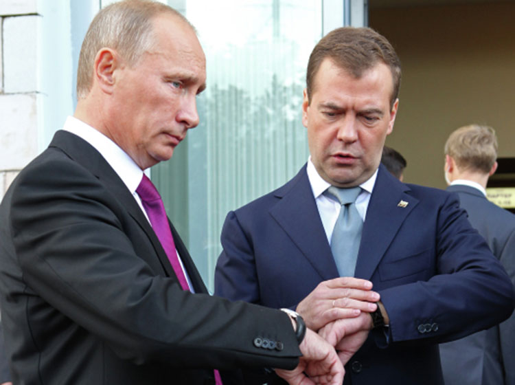 В июне 2011 года переход на летнее/зимнее время отменил на тот момент президент России Дмитрий Медведев