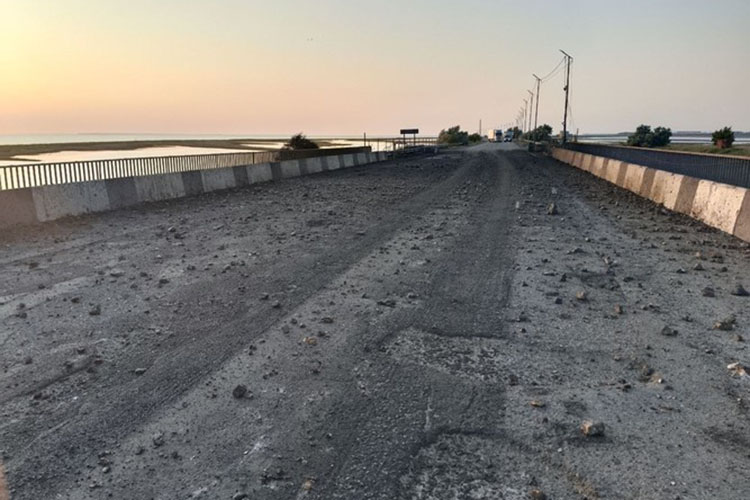 ВСУ нанесли удар по Чонгарскому мосту, которые соединяет Херсонскую область и Крым. Повреждено дорожное покрытие, жертв среди людей нет