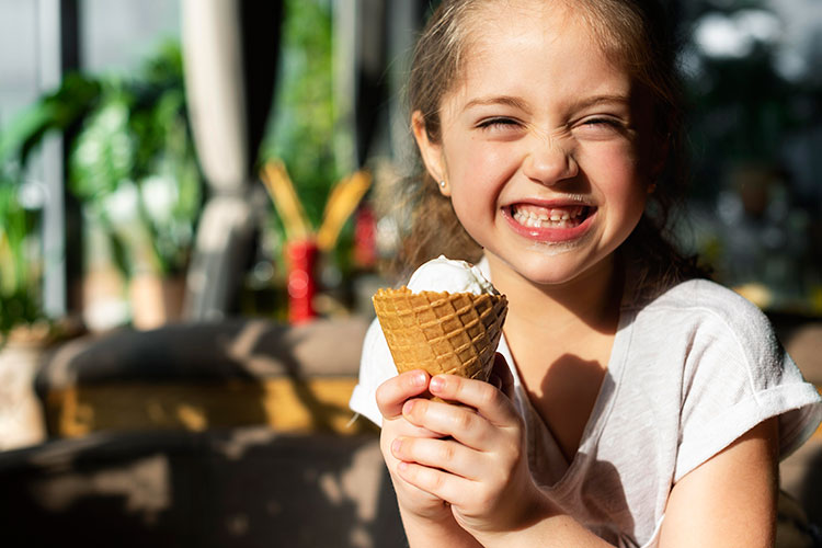 Покажите детям хорошее мороженое и расскажите, чего не должно быть в составе — кондитерских жиров, эквивалента масла-какао, заменителя молочных жиров, гидрогенизированных растительных масел, маргарина