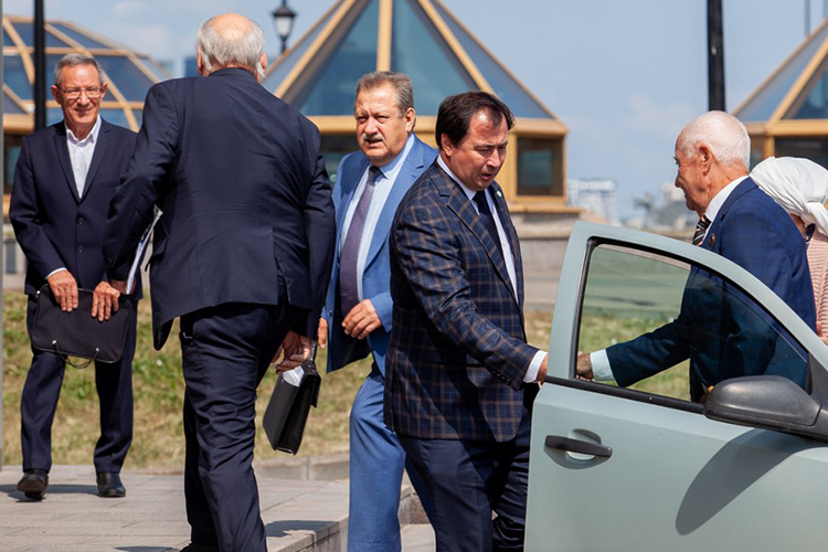Выборное собрание в академии наук Татарстана было назначено сегодня на 10.00. Мужчины в возрасте в синих пиджаках торопились в штаб-квартиру академии на Баумана, 20 заранее