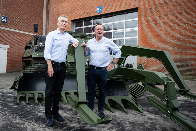 Йенс Столтенберг (слева), генеральный секретарь НАТО, и Борис Писториус (справа), министр обороны Германии, у бронемашины для разминирования Wisent 1