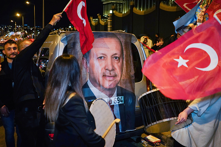 Перед Эрдоганом во всю свою величину встал вопрос: что делать с экономикой страны? А делать с ней что-то надо, причем оперативно