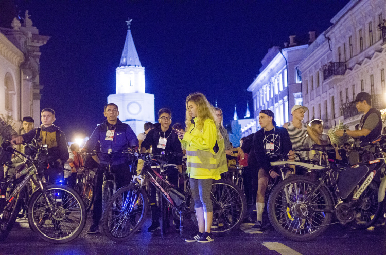 В ночь с 1 на 2 июля в Казани пройдет «Ночной велофест», который посвятят 10-летию проведения в городе всемирной летней Универсиады-2013. Начало в 20.00 у площади перед Поволжским университетом, старт в 22.00, а финишируют участники у экстрим-парка «Урам»