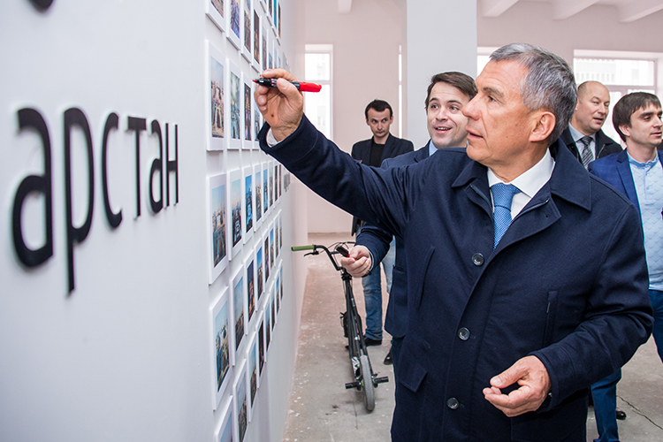 Минниханов, а Татарстан потратил немало средств на появление «Штаба» в стенах бывшей швейной фабрики «Адонис», стал одним из первых посетителей нового пространства