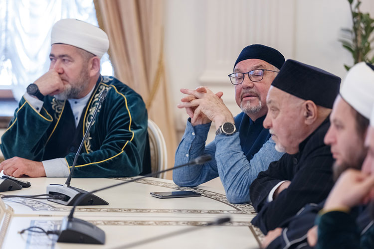 «Мы консерваторы, но понимаем, что проект интересный, просто пока не видим привязки к национальной культуре Татарстана», — отметил заместитель муфтия РТ по образованию, ректор Российского исламского института Рафик Мухаметшин
