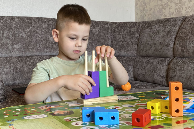 У пятилетнего Максима Волянюка из Казани диагностирован детский аутизм. Ребенку требуется специализированное курсовое лечение по специальной программе, которое поможет ему научиться общаться с окружающими, догнать сверстников в развитии