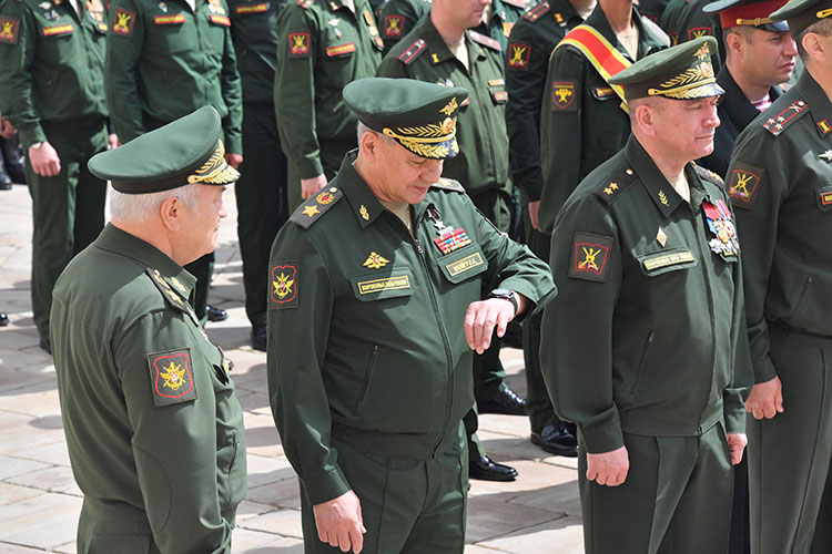 «Сергей Шойгу — это больше, чем министр обороны, он один из учредителей так сказать ЗАО РФ»
