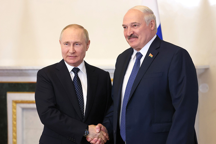 Александр Лукашенко, фактически сегодня презентует себя в качестве миротворца