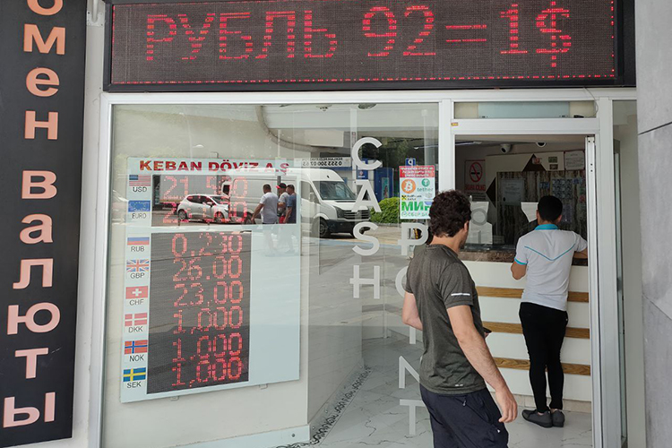 В обменных пунктах на рубли можно получить местную валюту, в середине июня за 1 турецкую лиру давали 4,34 рубля. Кстати, доллары переводили в рубли по курсу 1 к 92, при том что согласно  ЦБ РФ он оценивался в 84 целковых