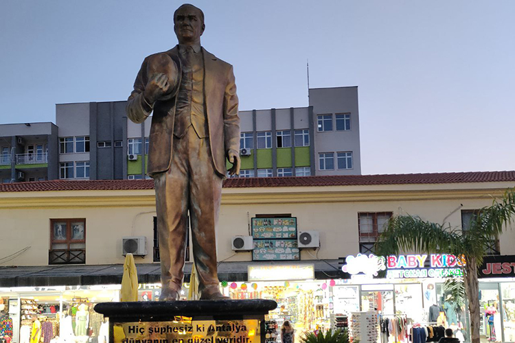 «Несомненно, Анталья — самое красивое место в мире», — эти слова, сказанные основателем Турецкой Республики Мустафой Кемалем Ататюрком можно увидеть на памятниках «отцу тюрков»