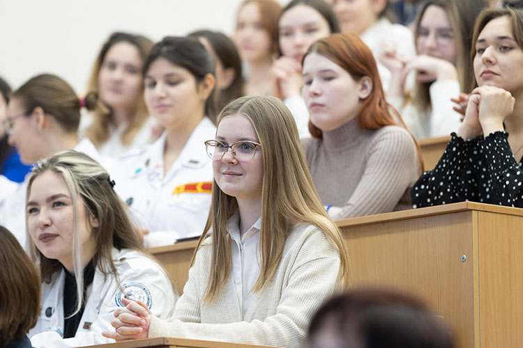 Из школ Казани выпустились в этом году 18,7 тыс. ребят, из них чуть больше 6 тыс. — выпускники 11-х классов. Сейчас образование в Казани получают 158 тыс. студентов, из них 120,5 тыс. учатся в вузах. 20,9 тыс. казанских студентов — иностранцы