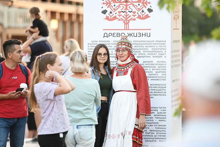 По словам мэра, самая большая гордость и достояние Казани — многонациональный добрососедский мир, который существует веками и в городе, и в Татарстане. Один из наглядных примеров работы — просветительский проект «Древо жизни»