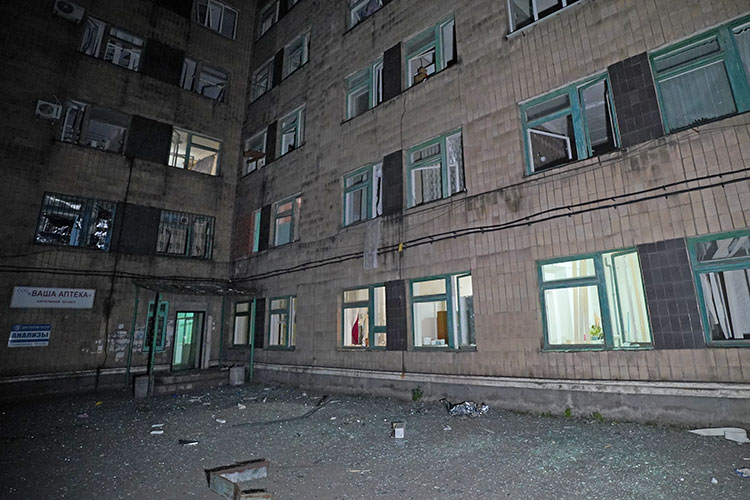 40 многоквартирных домов, 13 детсадов, две пожарные части повреждены в Макеевке в ДНР в результате обстрела, сообщил глава администрации города Владислав Ключаров
