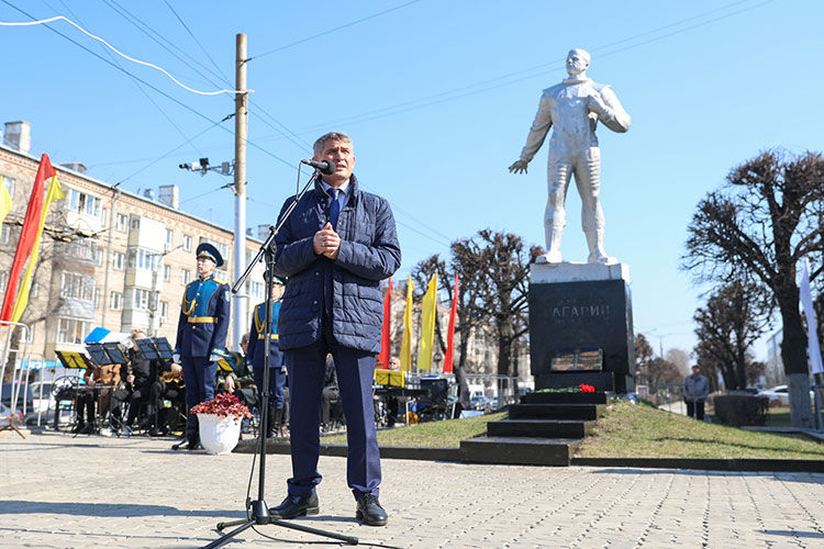 Церемония возложения цветов к памятнику Ю.А. Гагарину