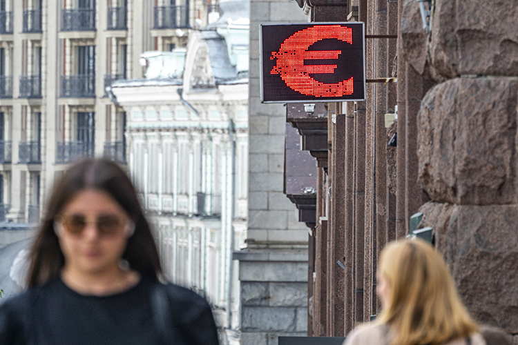 Сегодня утром европейская валюта преодолела, впервые с марта 2022-го, психологическую отметку в 100 руб за 1 евро